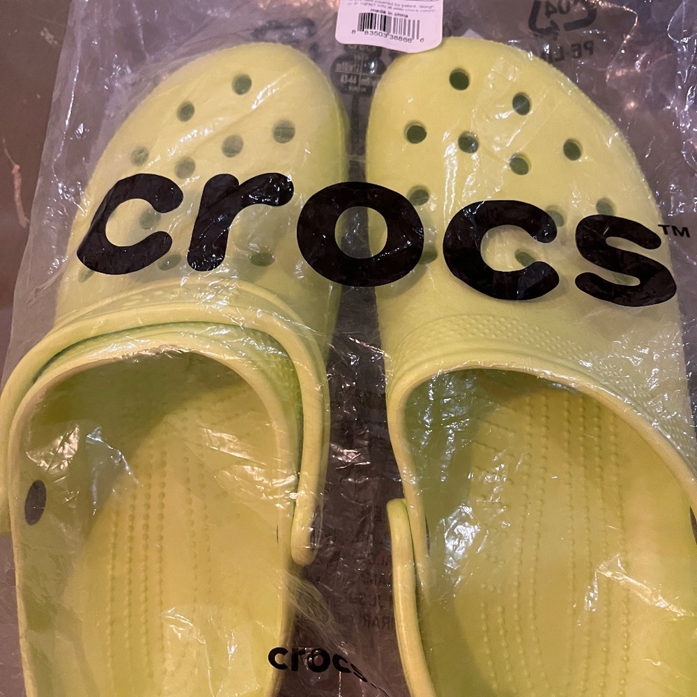 BRAND NEE CROCS